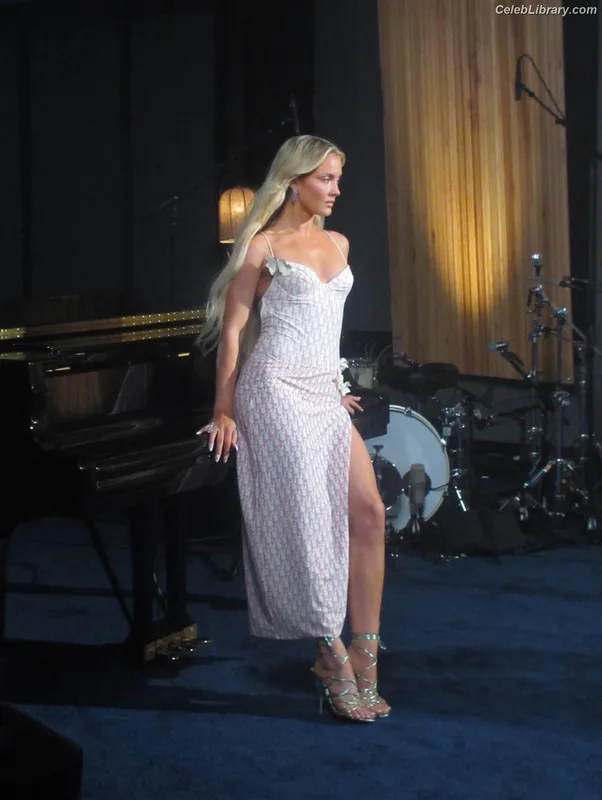 Zara Larsson photo 24 of 1006