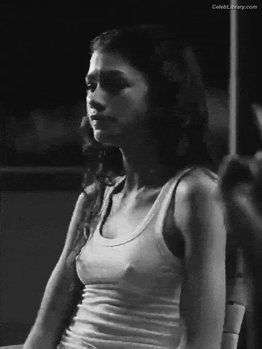 Zendaya photo 11 of 1935