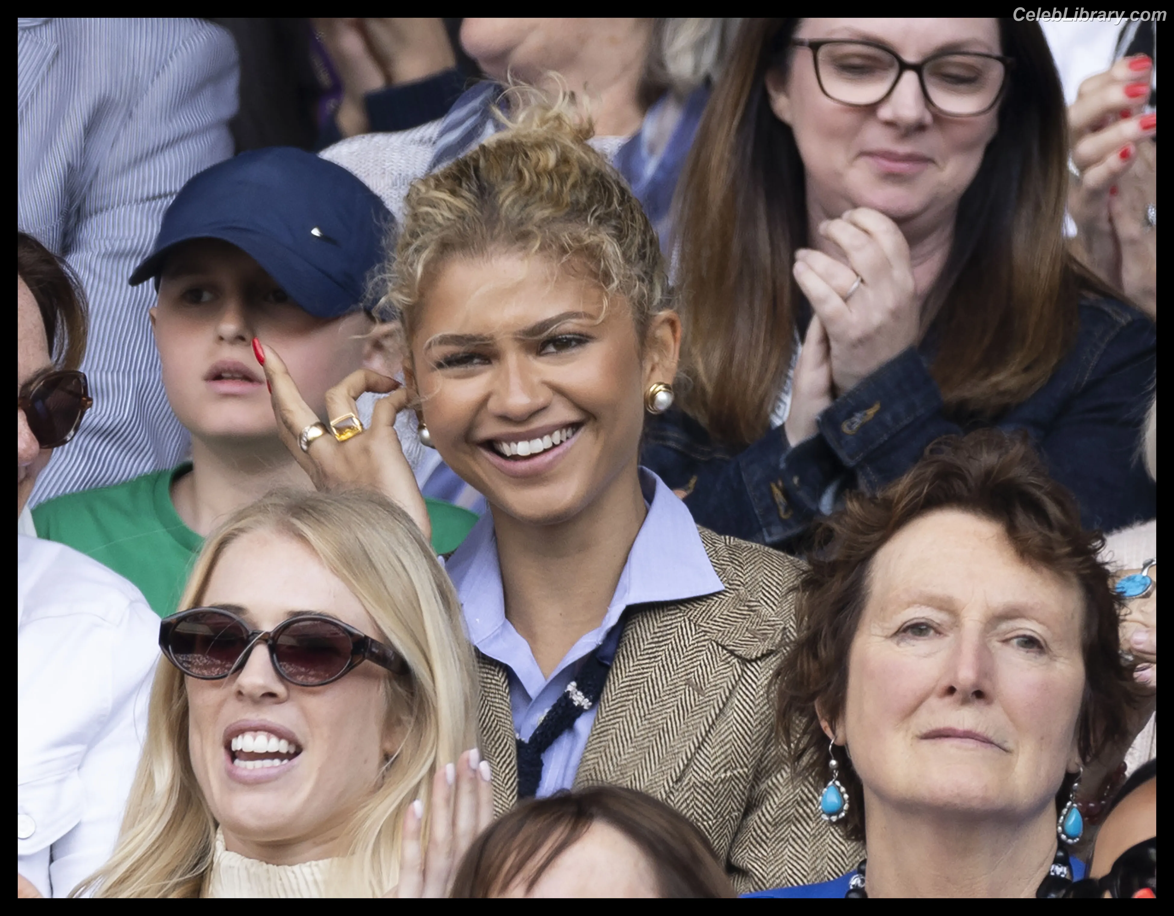 Zendaya photo 6 of 1935