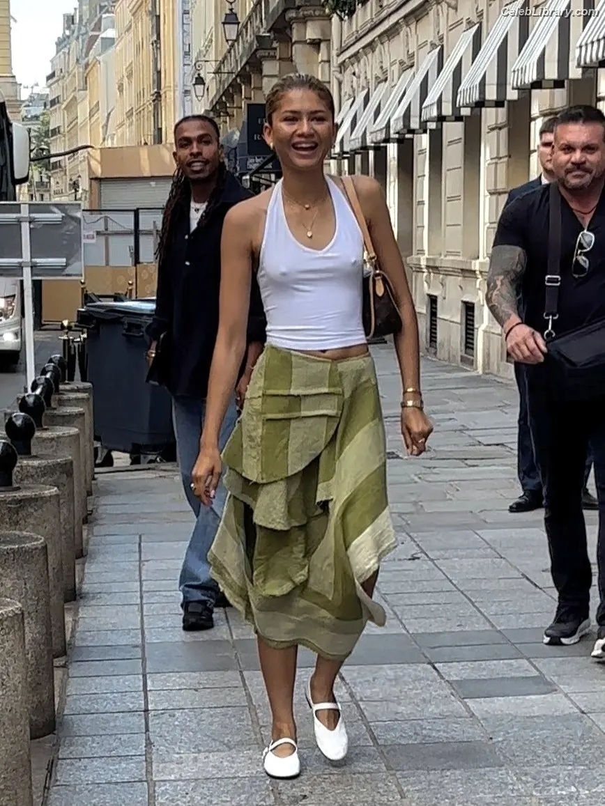Zendaya photo 3 of 1935