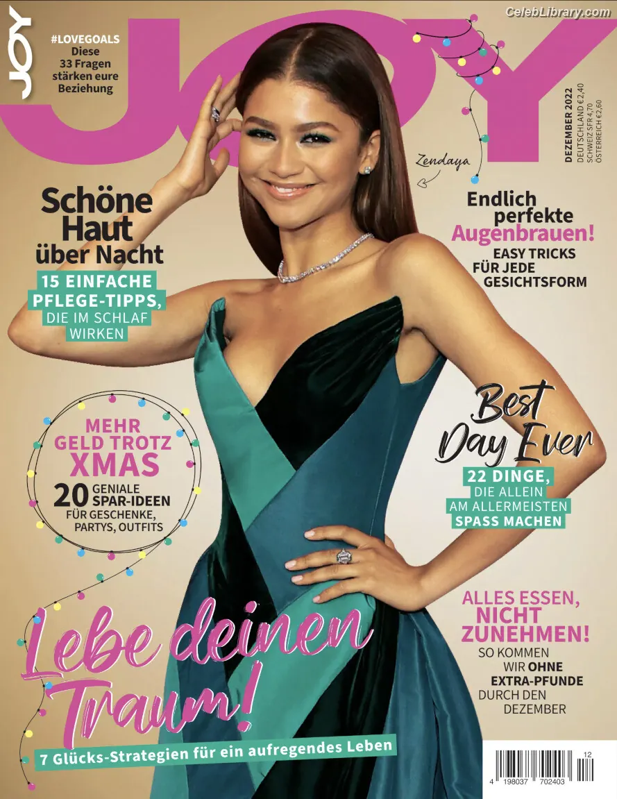 Zendaya photo 23 of 1935