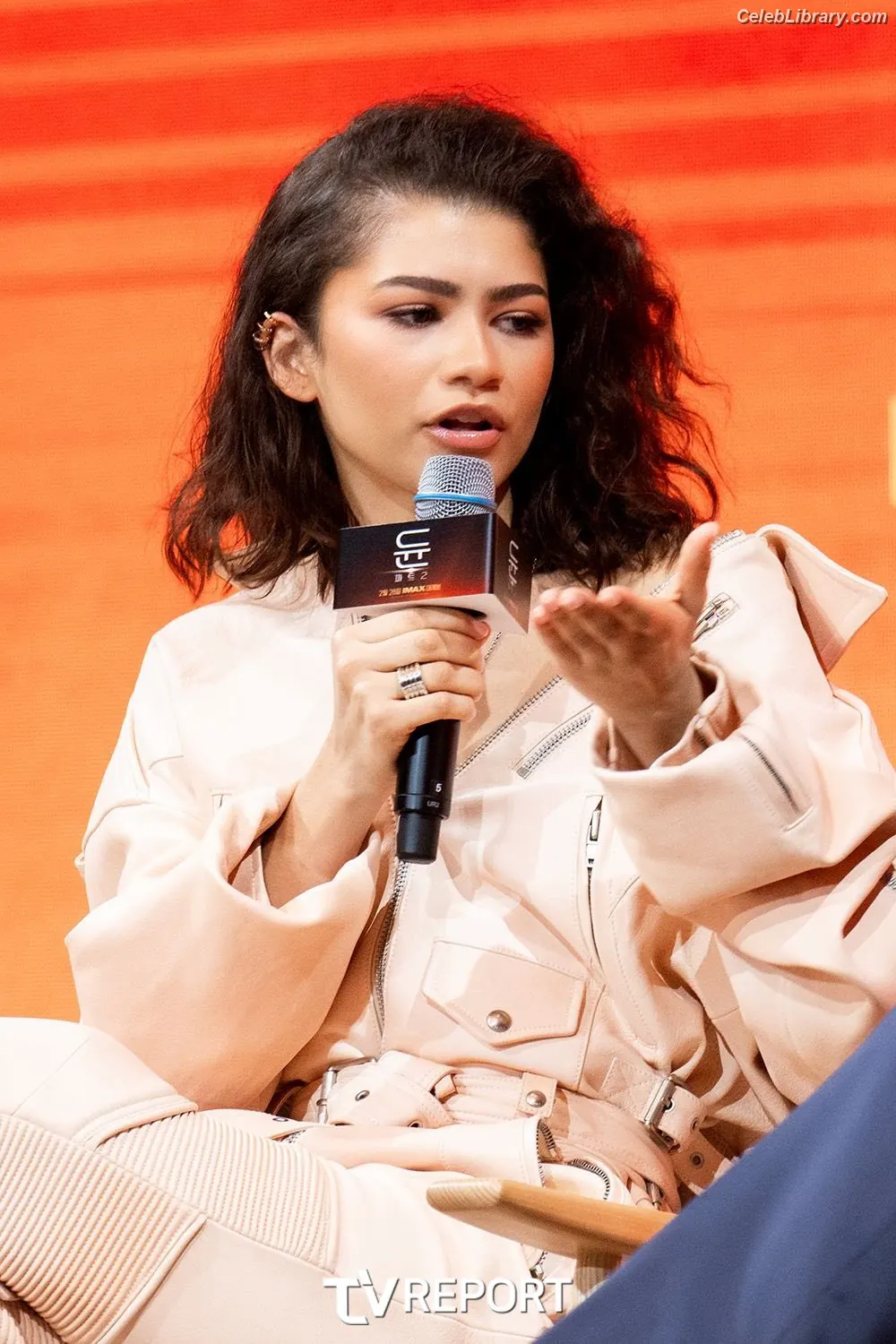 Zendaya photo 18 of 1935