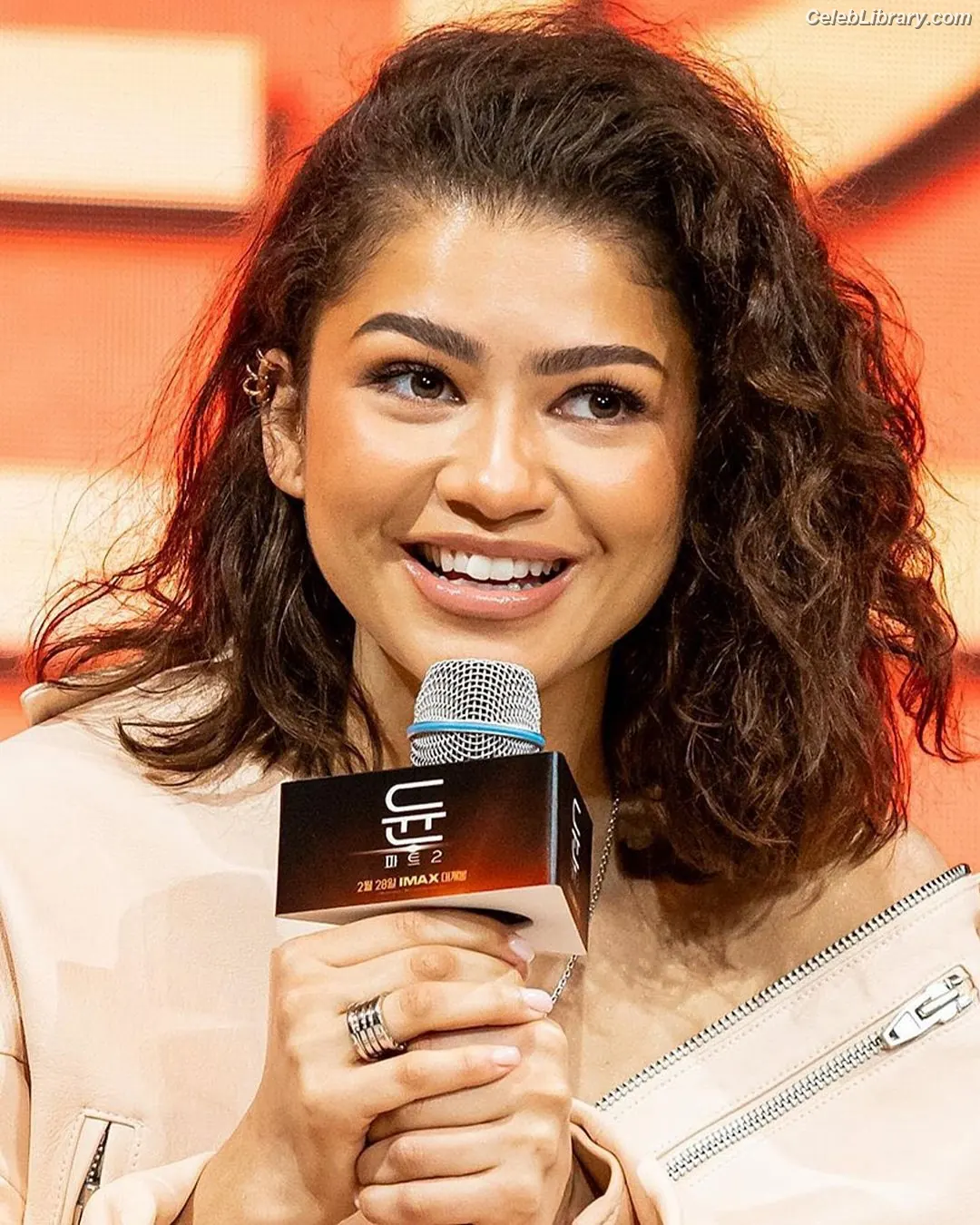 Zendaya photo 17 of 1935