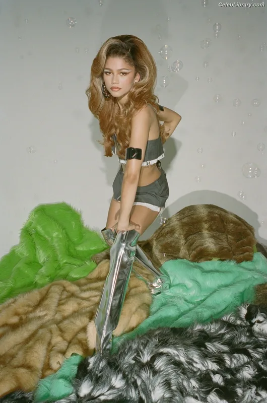 Zendaya photo 2 of 1926