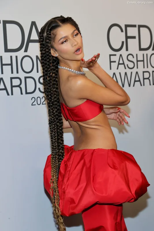 Zendaya photo 24 of 1926