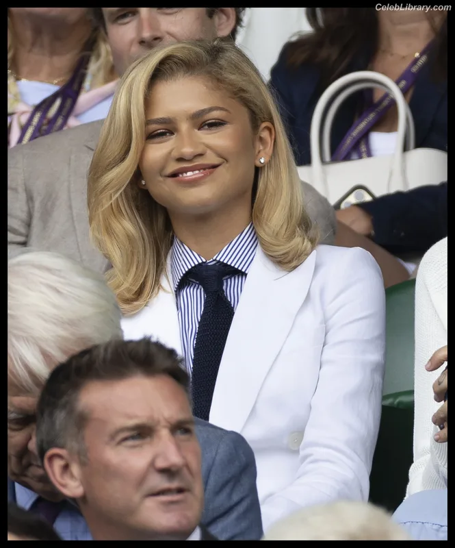 Zendaya photo 1 of 1926