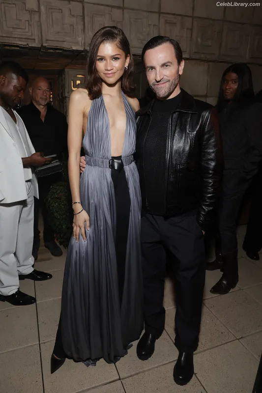 Zendaya photo 1 of 1926