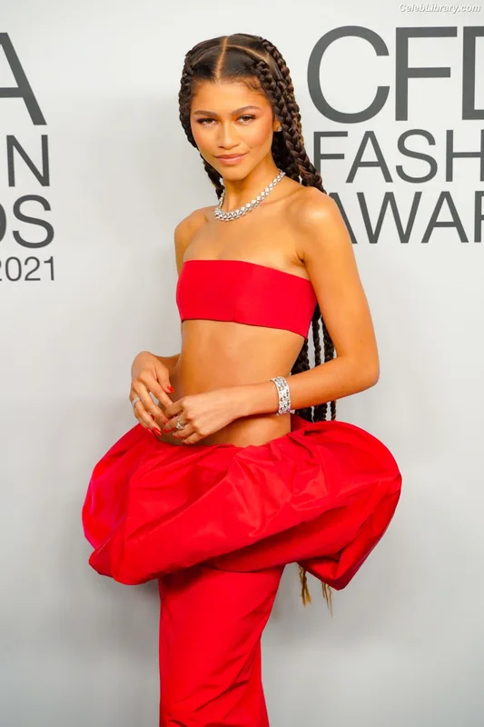 Zendaya photo 7 of 1926