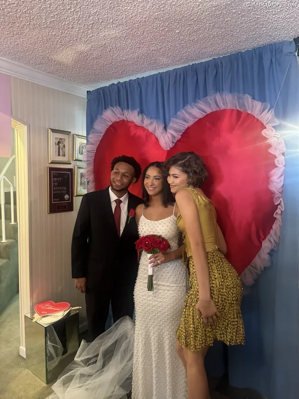 Zendaya photo 2 of 1926