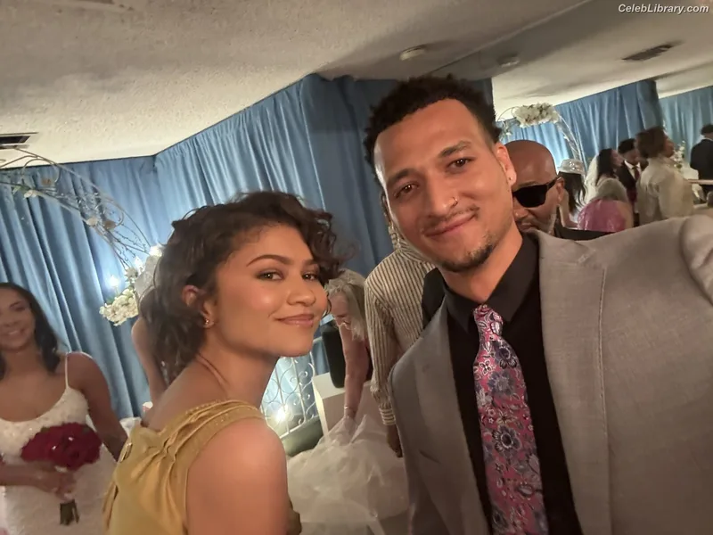 Zendaya photo 3 of 1926
