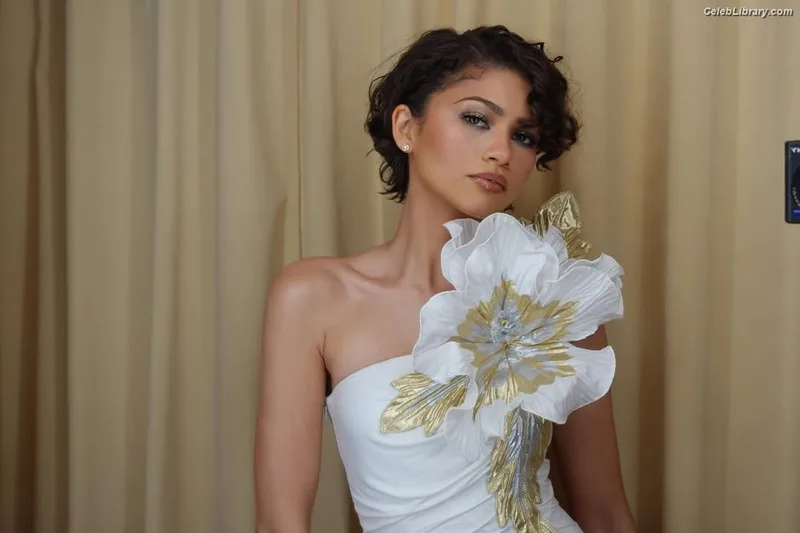Zendaya photo 20 of 1926