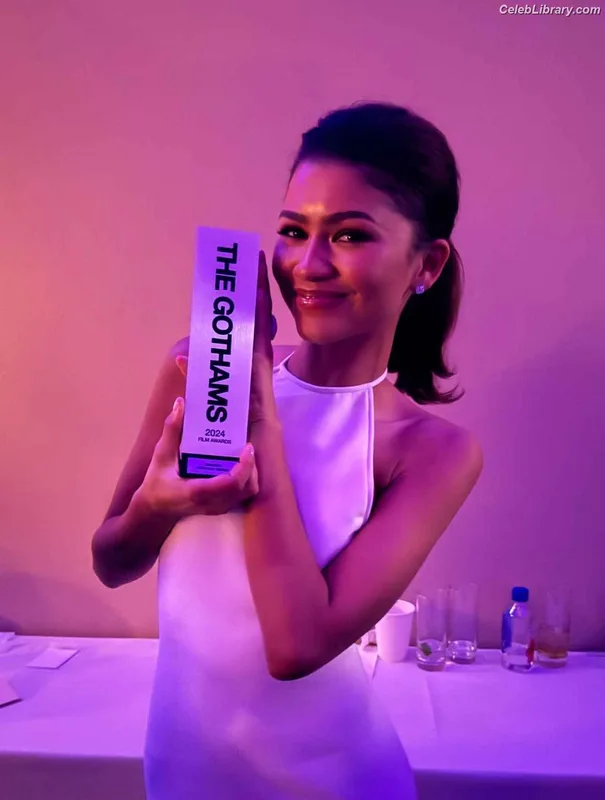Zendaya photo 6 of 1926