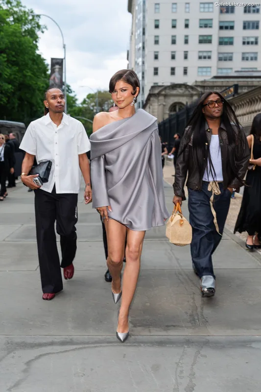 Zendaya photo 17 of 1926