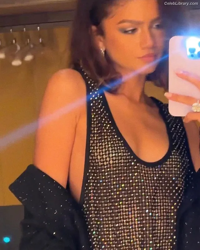 Zendaya photo 7 of 1926