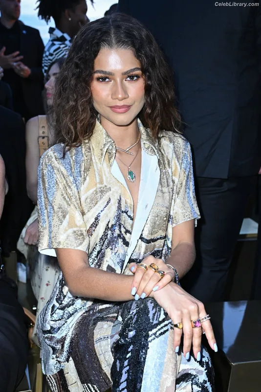 Zendaya photo 12 of 1926