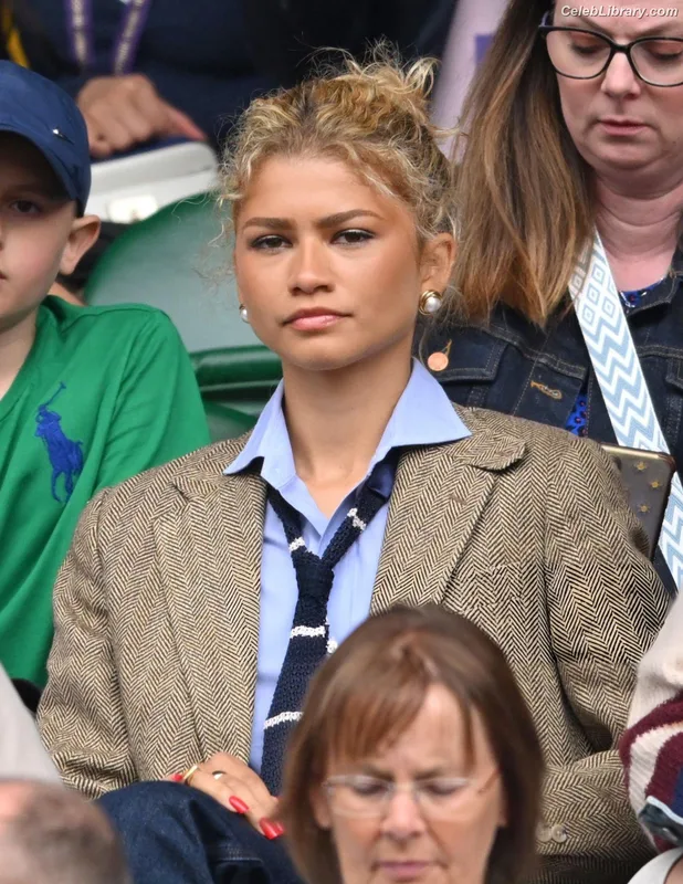 Zendaya photo 13 of 1926