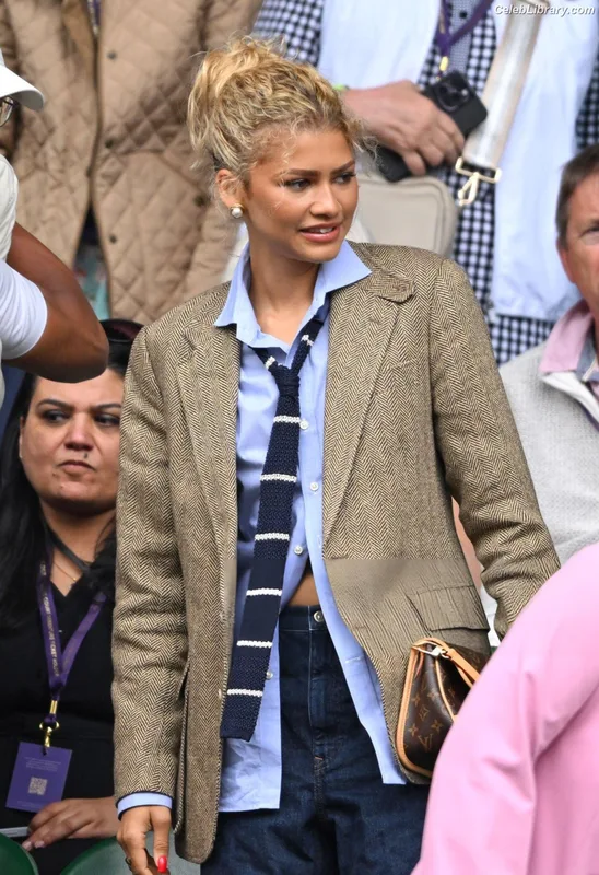 Zendaya photo 14 of 1926