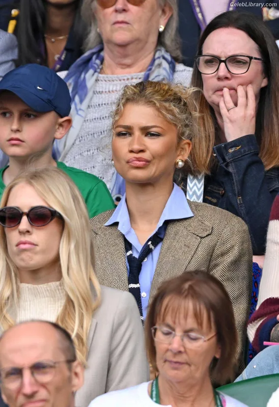 Zendaya photo 16 of 1926