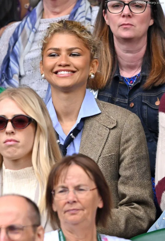 Zendaya photo 17 of 1926