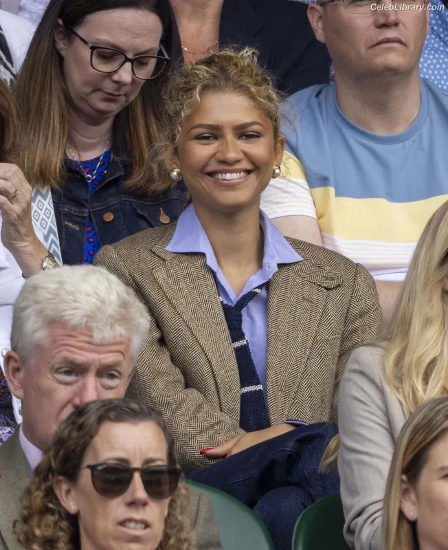 Zendaya photo 18 of 1926