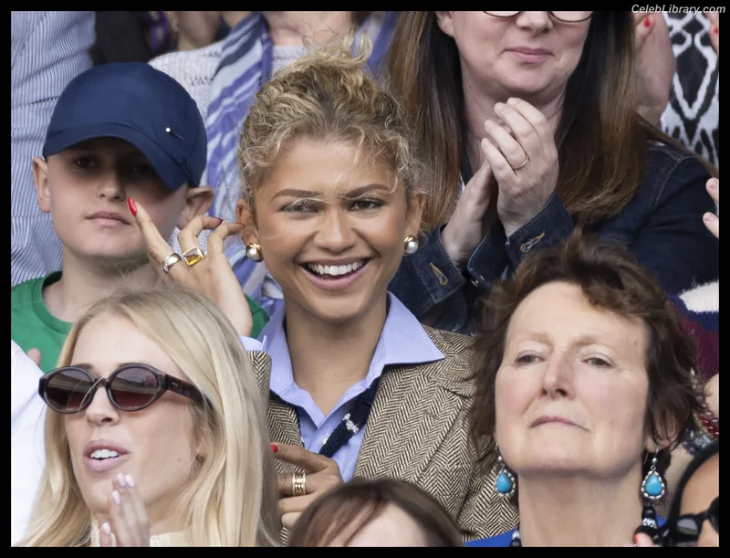 Zendaya photo 22 of 1926