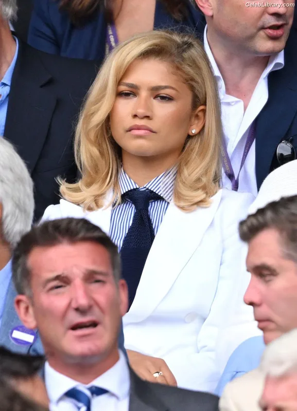 Zendaya photo 4 of 1926