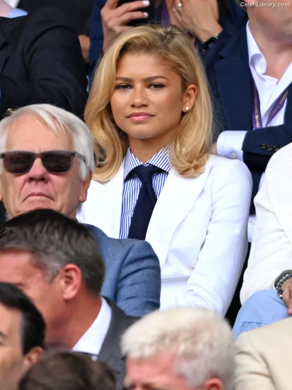 Zendaya photo 5 of 1926