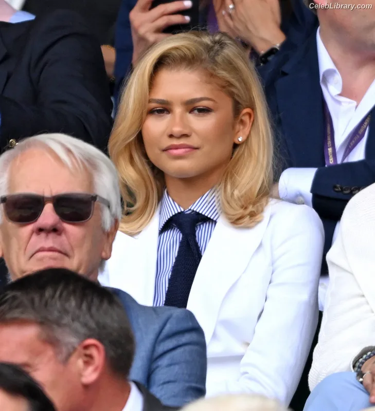 Zendaya photo 6 of 1926