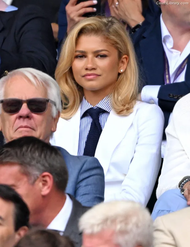 Zendaya photo 7 of 1926