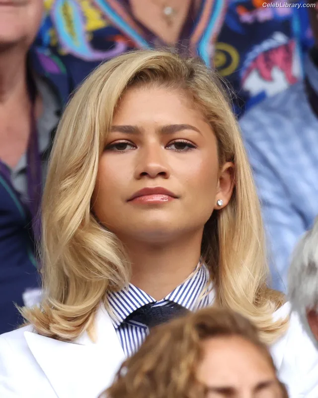 Zendaya photo 8 of 1926