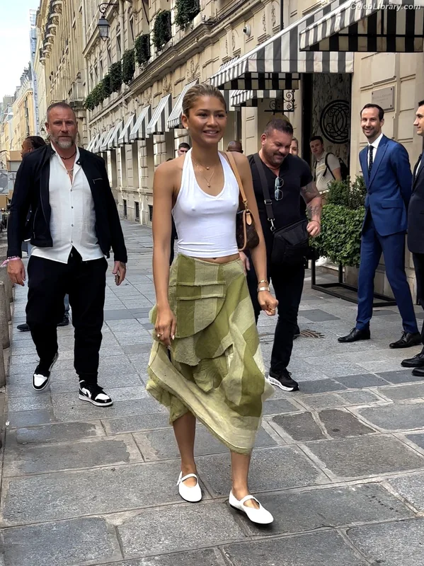 Zendaya photo 1 of 1926