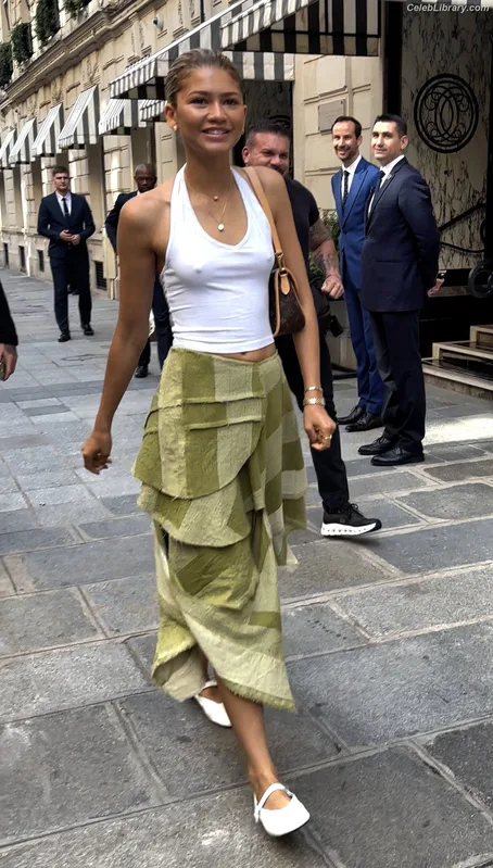 Zendaya photo 3 of 1926