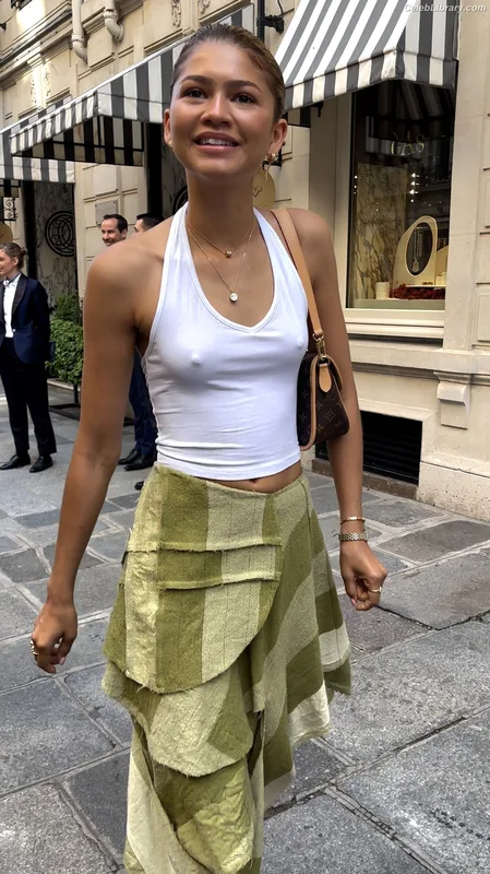 Zendaya photo 5 of 1926