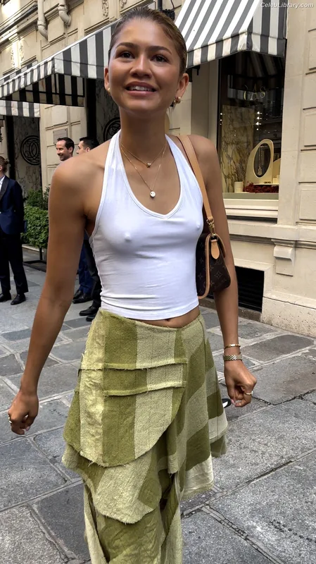 Zendaya photo 6 of 1926