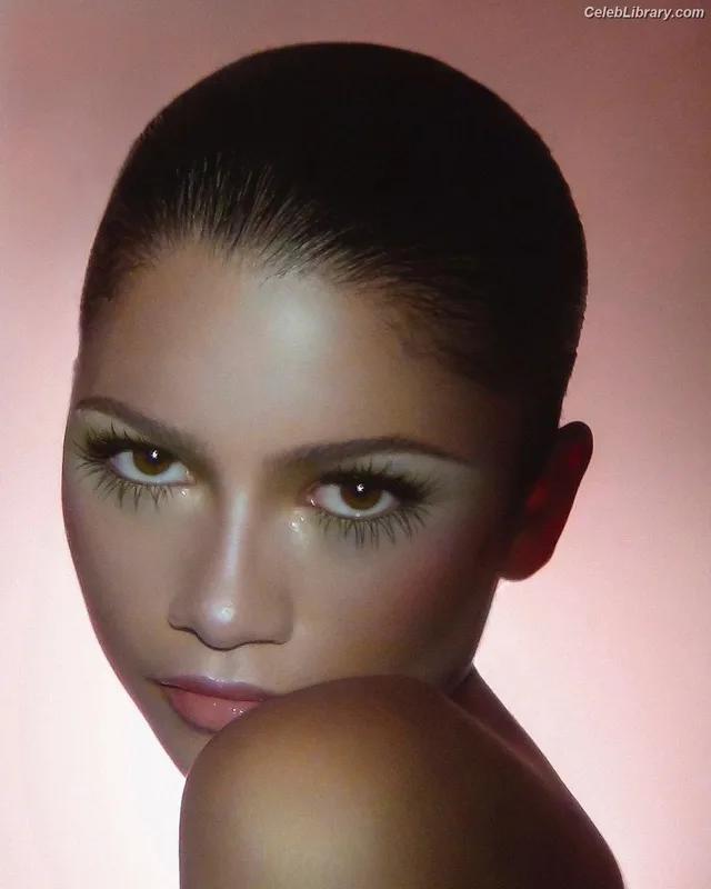 Zendaya photo 14 of 1926