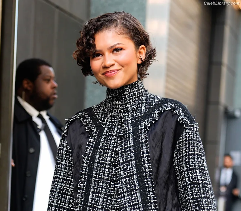 Zendaya photo 1 of 1926