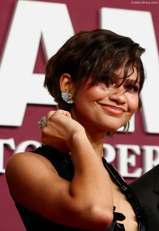 Zendaya photo 21 of 1926
