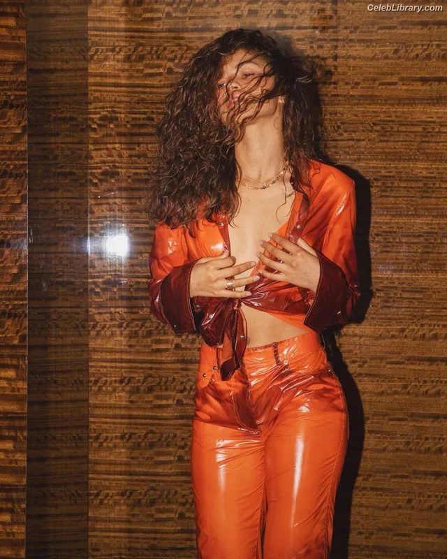 Zendaya photo 1 of 1926