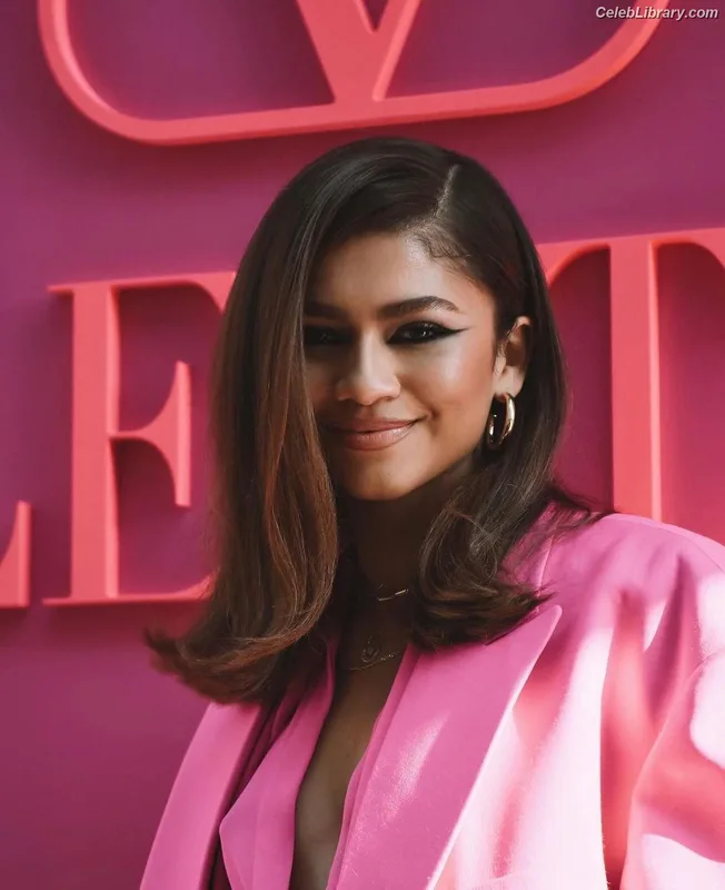Zendaya photo 1 of 1926