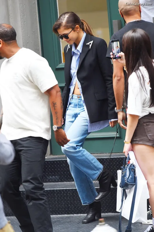 Zendaya photo 17 of 1926