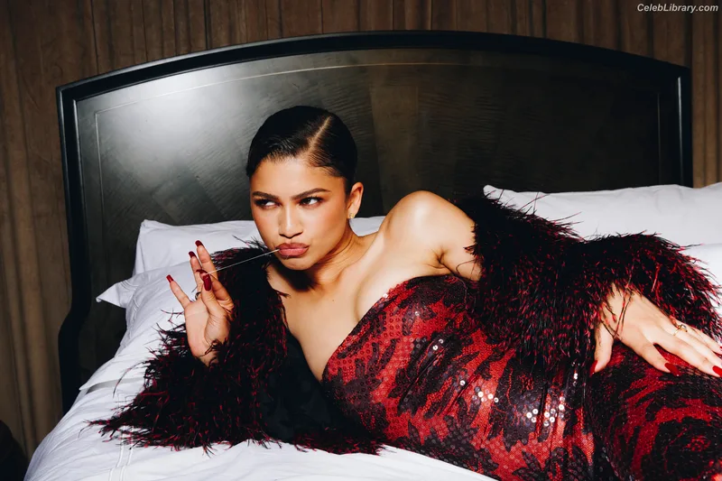 Zendaya photo 1 of 1926