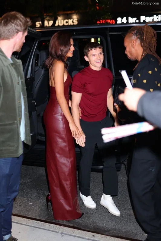 Zendaya photo 3 of 1926
