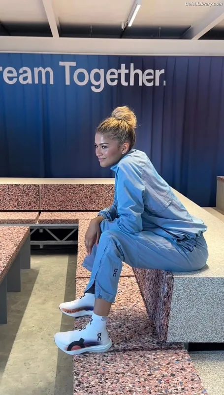 Zendaya photo 6 of 1926