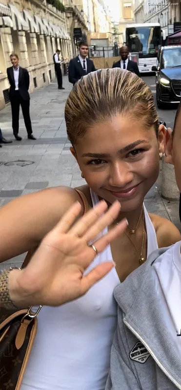 Zendaya photo 10 of 1926