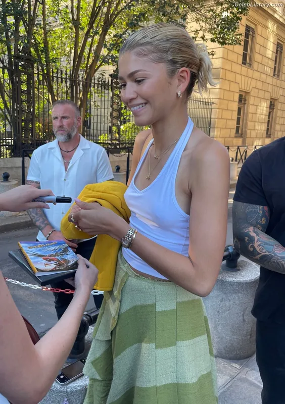Zendaya photo 12 of 1926
