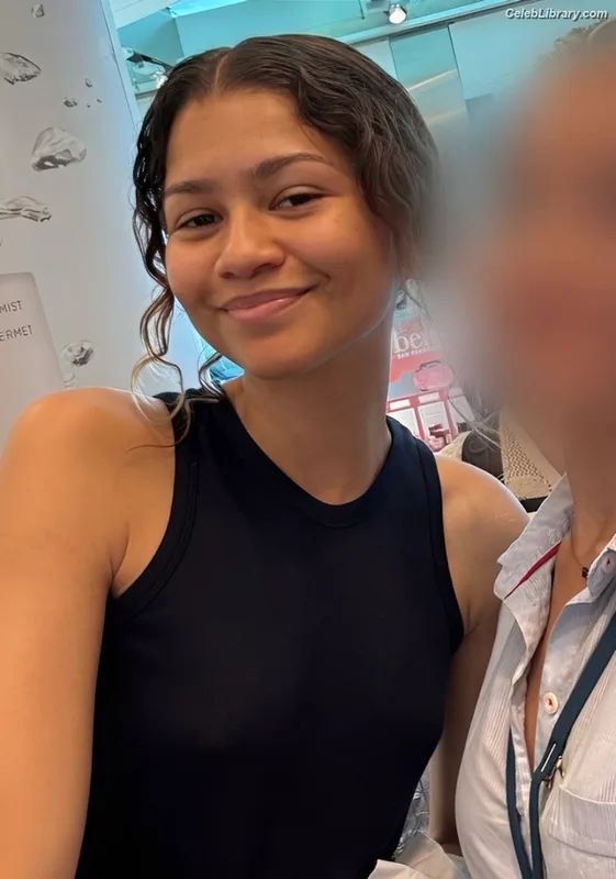 Zendaya photo 21 of 1926