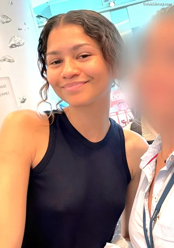 Zendaya photo 22 of 1926