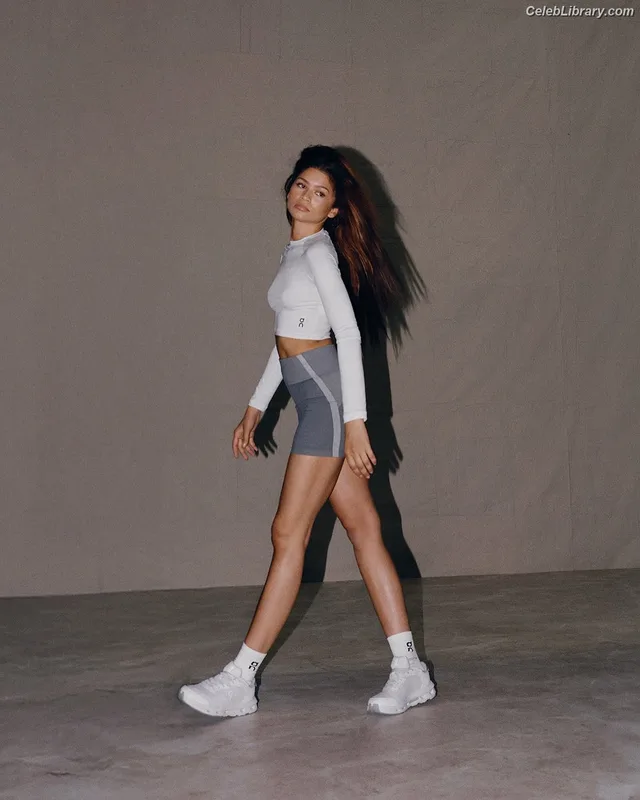 Zendaya photo 3 of 1926