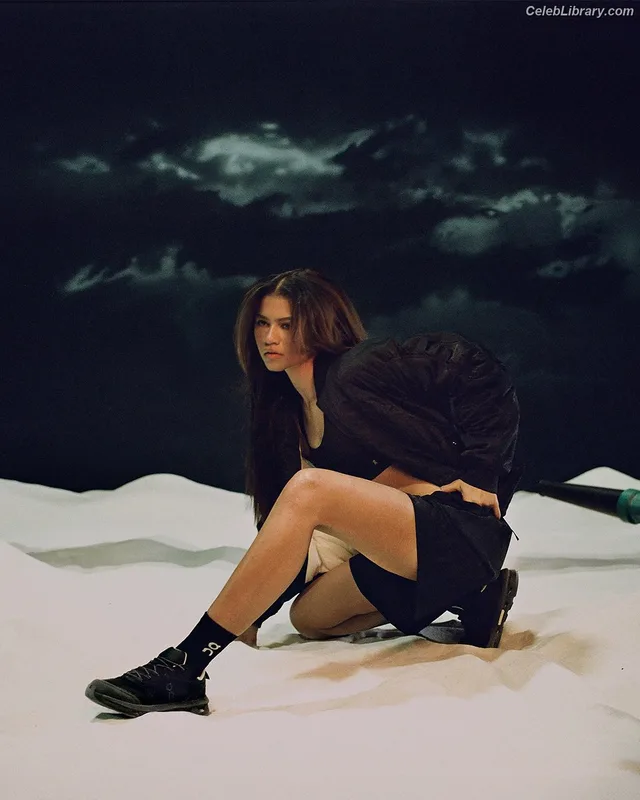 Zendaya photo 4 of 1926