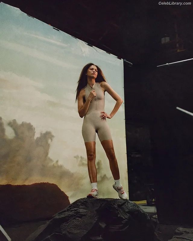 Zendaya photo 1 of 1926
